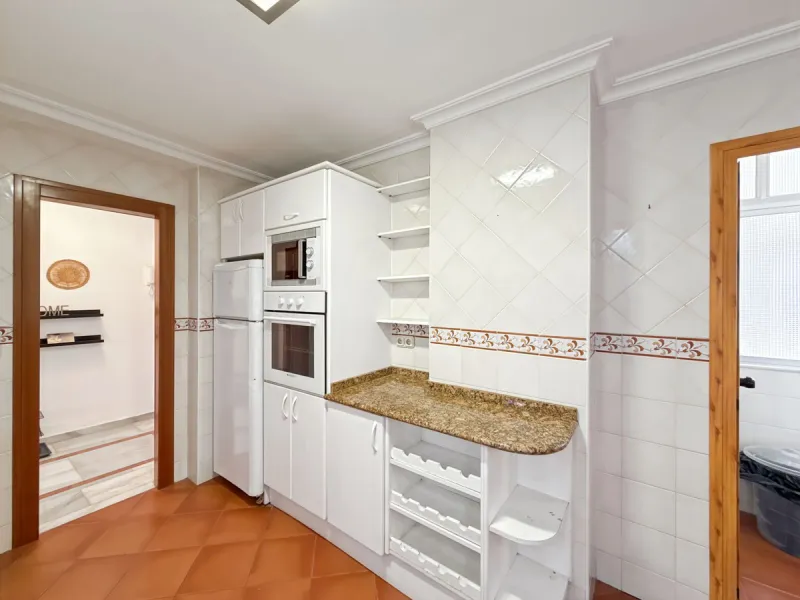 This bright and spacious seventh-floor apartment with northwest orientation, located in the sought-after Cruz de Humilladero area in Málaga, offers everything needed for a comfortable and well-connected lifestyle. With a total area efficiently distributed