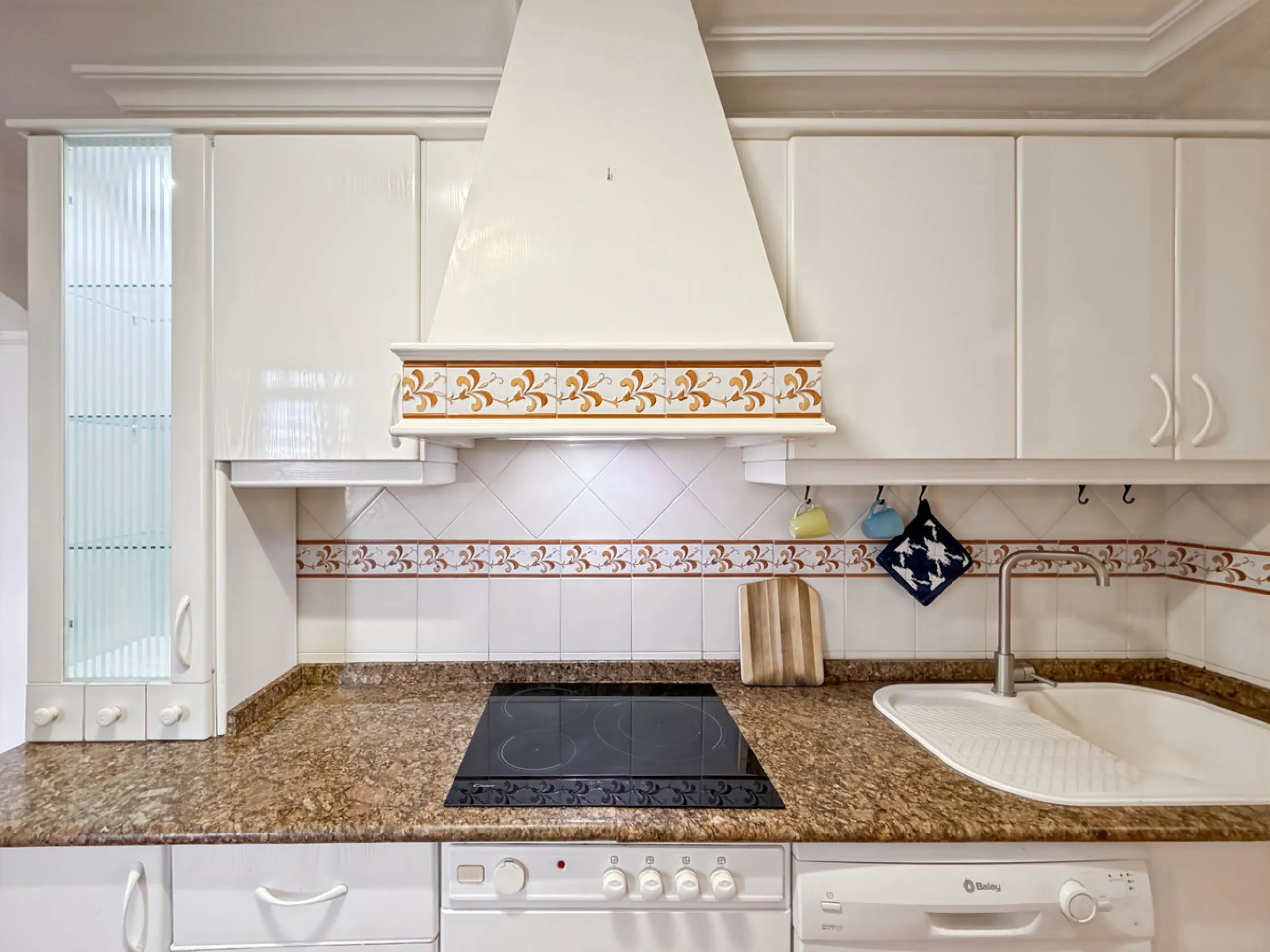 This bright and spacious seventh-floor apartment with northwest orientation, located in the sought-after Cruz de Humilladero area in Málaga, offers everything needed for a comfortable and well-connected lifestyle. With a total area efficiently distributed