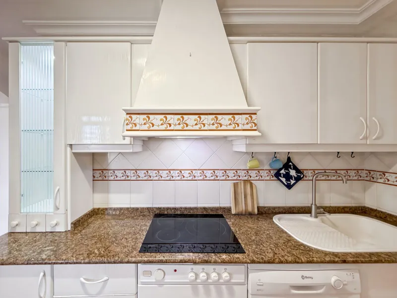 This bright and spacious seventh-floor apartment with northwest orientation, located in the sought-after Cruz de Humilladero area in Málaga, offers everything needed for a comfortable and well-connected lifestyle. With a total area efficiently distributed