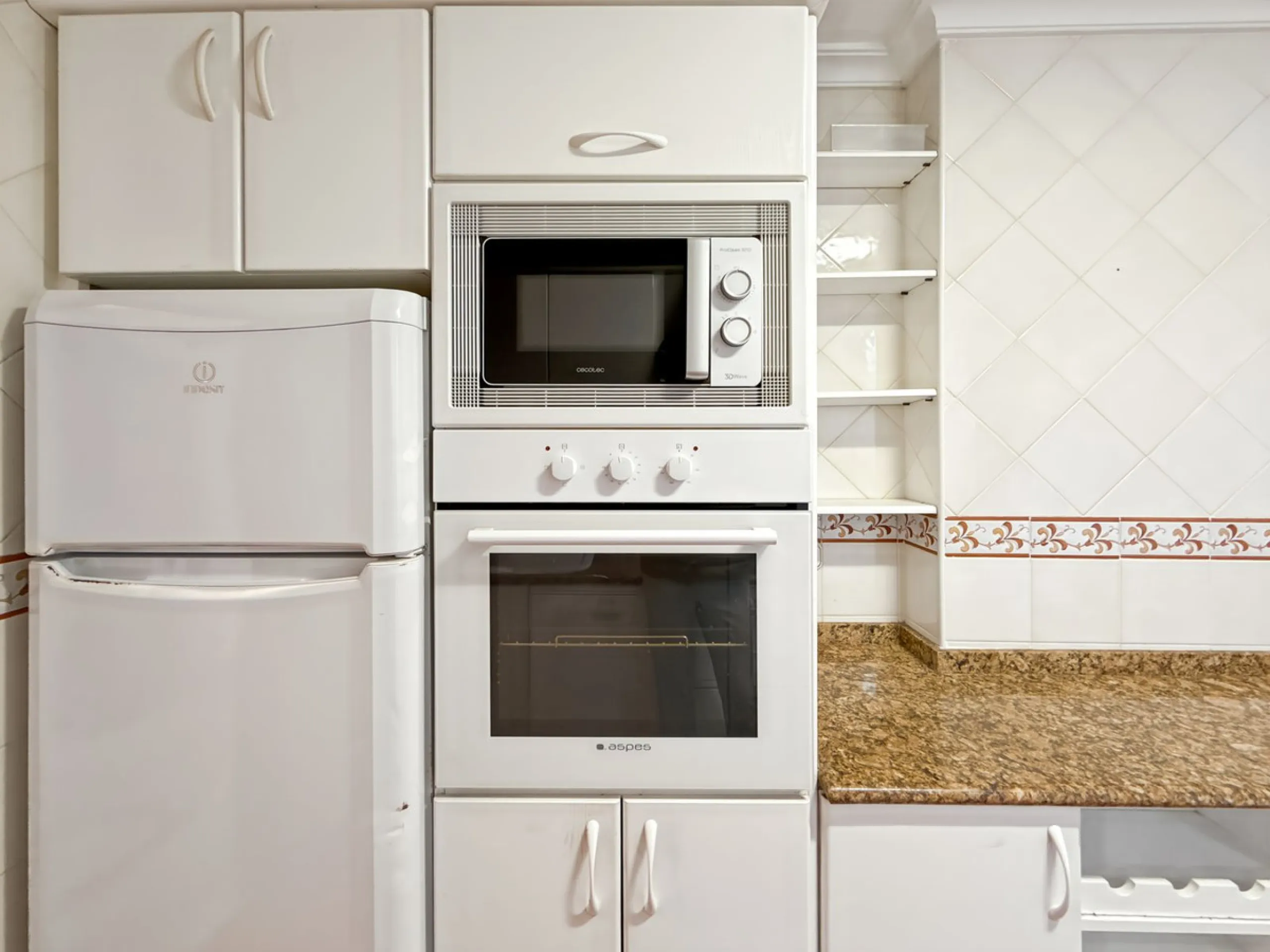 This bright and spacious seventh-floor apartment with northwest orientation, located in the sought-after Cruz de Humilladero area in Málaga, offers everything needed for a comfortable and well-connected lifestyle. With a total area efficiently distributed