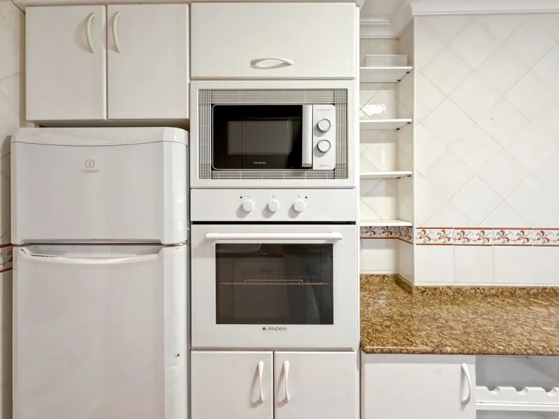 This bright and spacious seventh-floor apartment with northwest orientation, located in the sought-after Cruz de Humilladero area in Málaga, offers everything needed for a comfortable and well-connected lifestyle. With a total area efficiently distributed