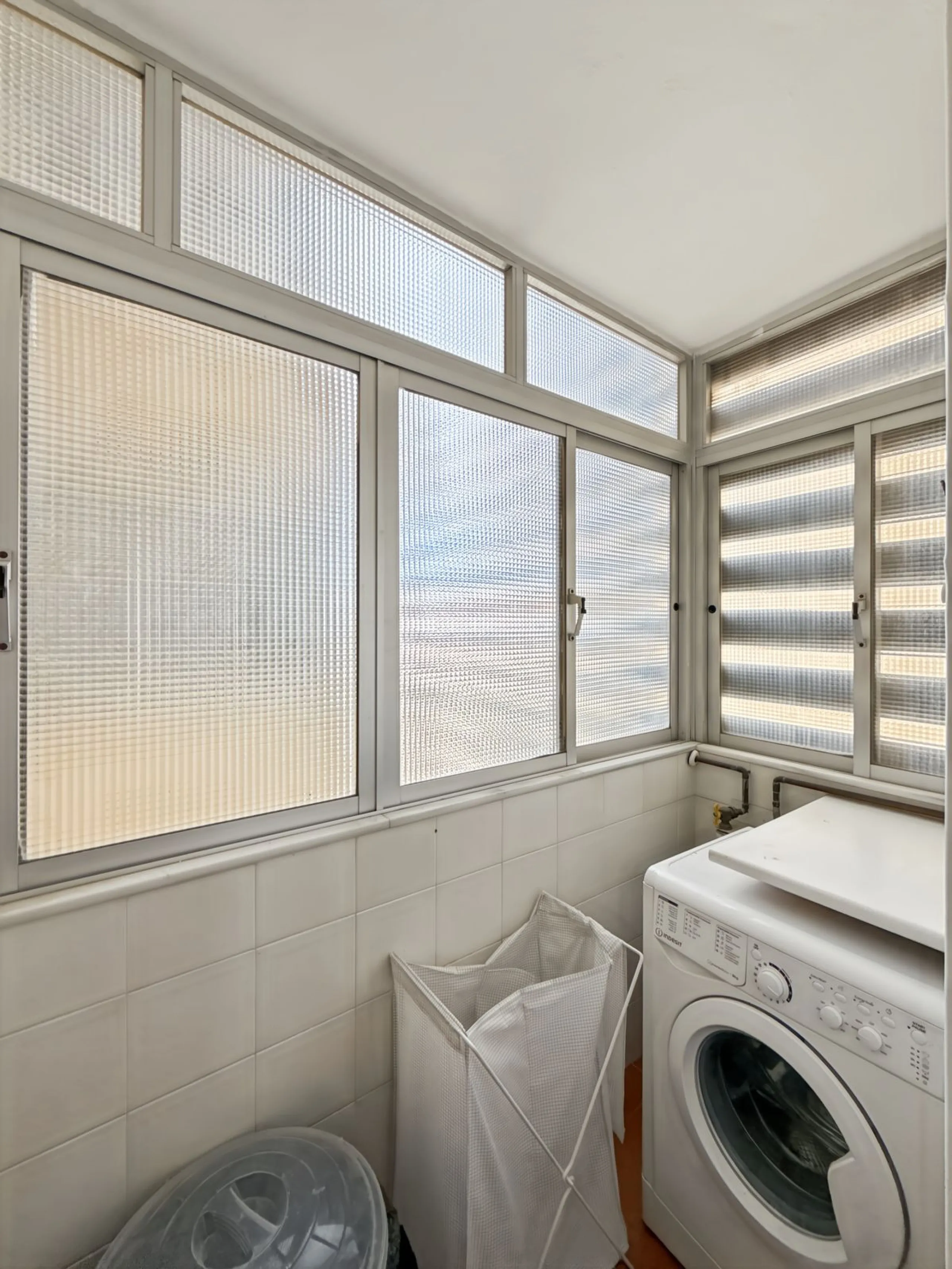 This bright and spacious seventh-floor apartment with northwest orientation, located in the sought-after Cruz de Humilladero area in Málaga, offers everything needed for a comfortable and well-connected lifestyle. With a total area efficiently distributed