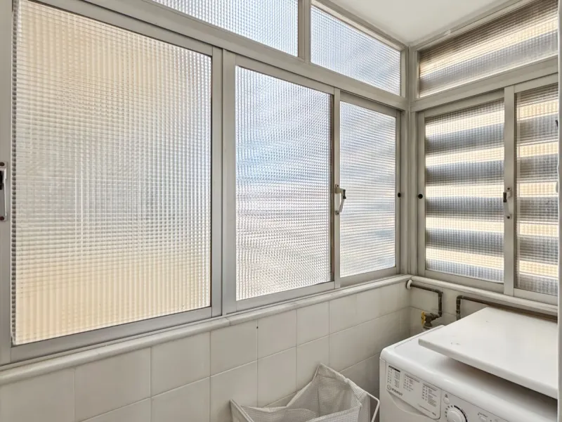 This bright and spacious seventh-floor apartment with northwest orientation, located in the sought-after Cruz de Humilladero area in Málaga, offers everything needed for a comfortable and well-connected lifestyle. With a total area efficiently distributed