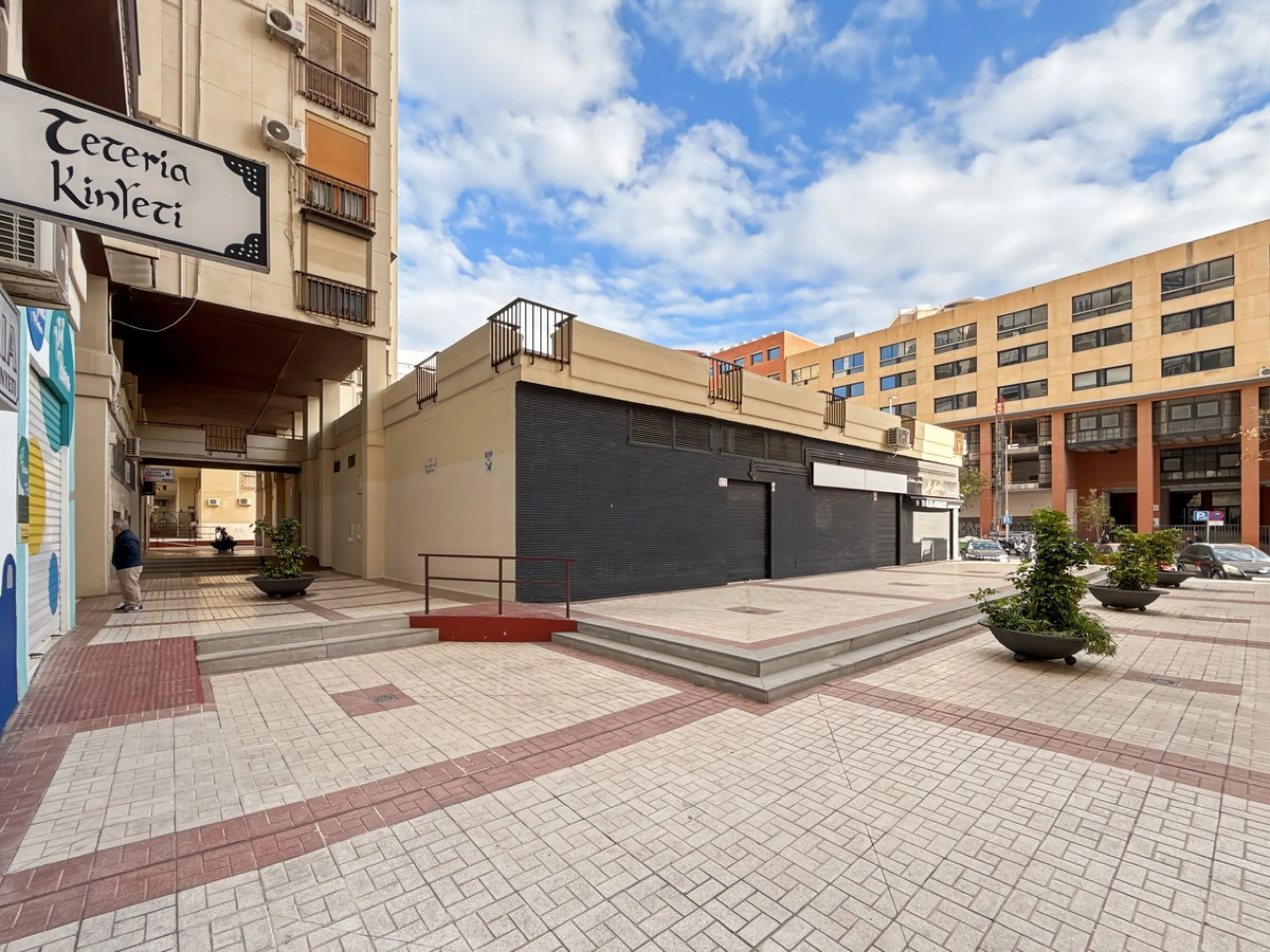This bright and spacious seventh-floor apartment with northwest orientation, located in the sought-after Cruz de Humilladero area in Málaga, offers everything needed for a comfortable and well-connected lifestyle. With a total area efficiently distributed