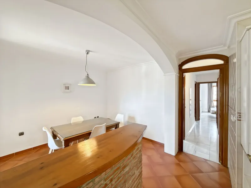 This bright and spacious seventh-floor apartment with northwest orientation, located in the sought-after Cruz de Humilladero area in Málaga, offers everything needed for a comfortable and well-connected lifestyle. With a total area efficiently distributed