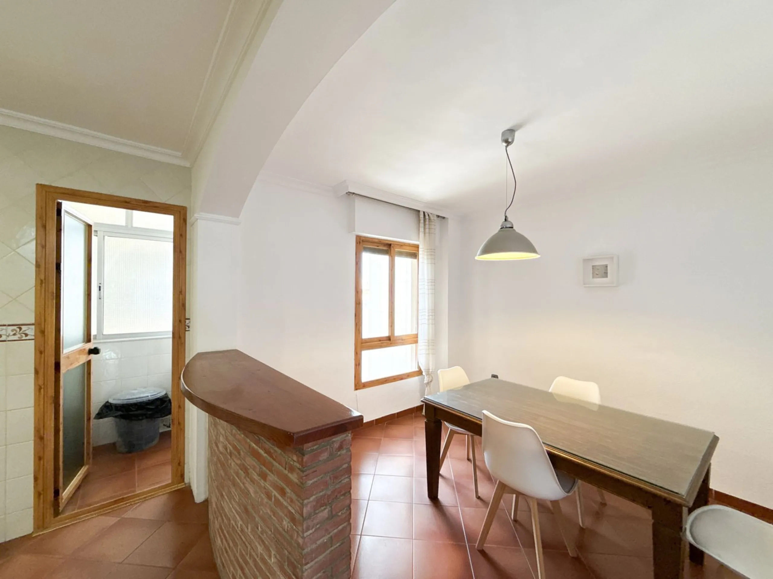 This bright and spacious seventh-floor apartment with northwest orientation, located in the sought-after Cruz de Humilladero area in Málaga, offers everything needed for a comfortable and well-connected lifestyle. With a total area efficiently distributed