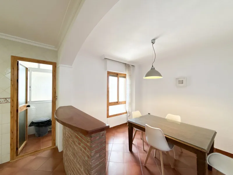 This bright and spacious seventh-floor apartment with northwest orientation, located in the sought-after Cruz de Humilladero area in Málaga, offers everything needed for a comfortable and well-connected lifestyle. With a total area efficiently distributed