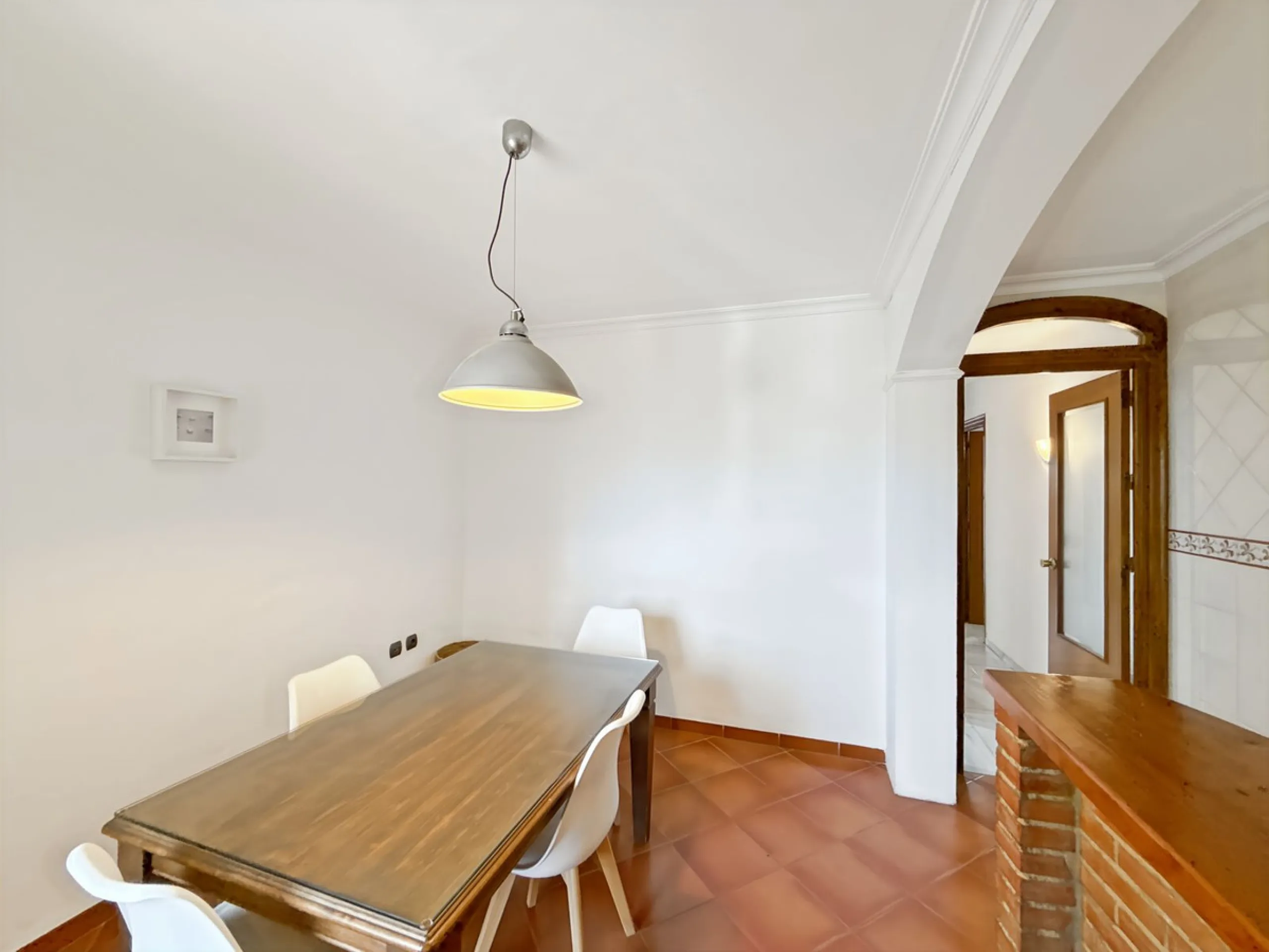 This bright and spacious seventh-floor apartment with northwest orientation, located in the sought-after Cruz de Humilladero area in Málaga, offers everything needed for a comfortable and well-connected lifestyle. With a total area efficiently distributed