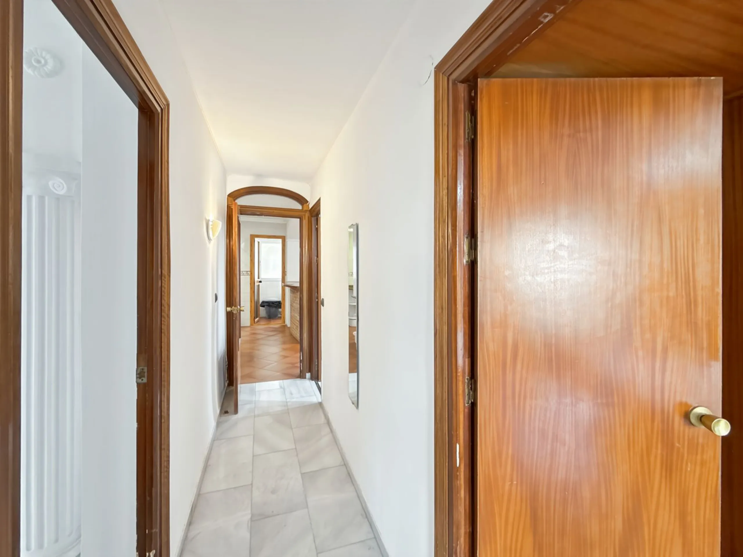 This bright and spacious seventh-floor apartment with northwest orientation, located in the sought-after Cruz de Humilladero area in Málaga, offers everything needed for a comfortable and well-connected lifestyle. With a total area efficiently distributed