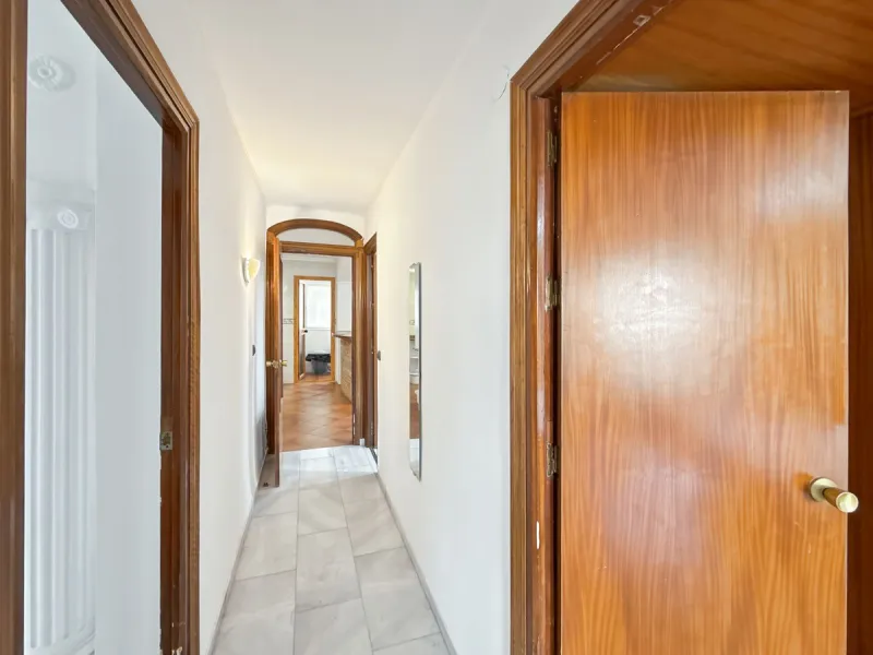 This bright and spacious seventh-floor apartment with northwest orientation, located in the sought-after Cruz de Humilladero area in Málaga, offers everything needed for a comfortable and well-connected lifestyle. With a total area efficiently distributed