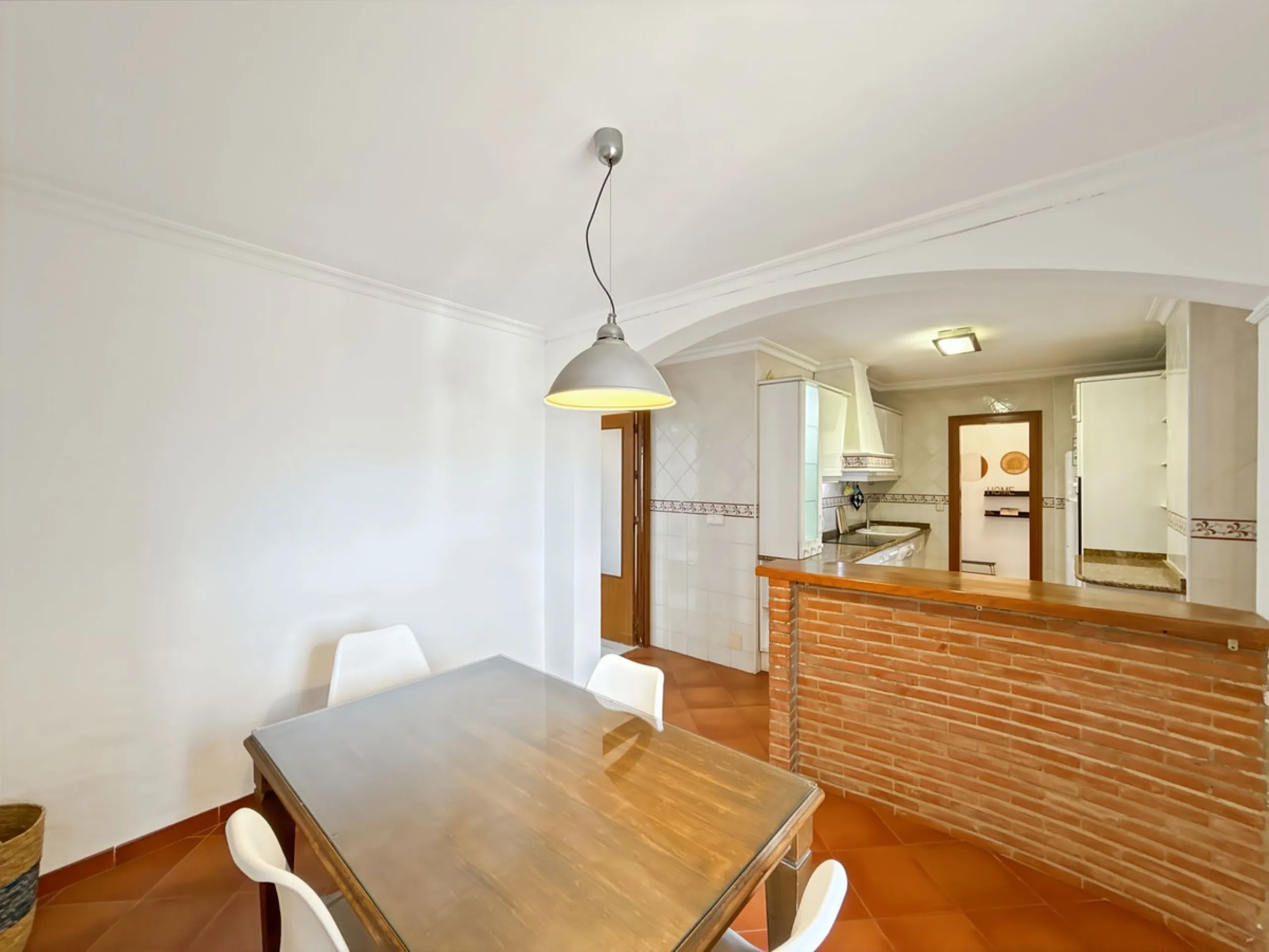 This bright and spacious seventh-floor apartment with northwest orientation, located in the sought-after Cruz de Humilladero area in Málaga, offers everything needed for a comfortable and well-connected lifestyle. With a total area efficiently distributed
