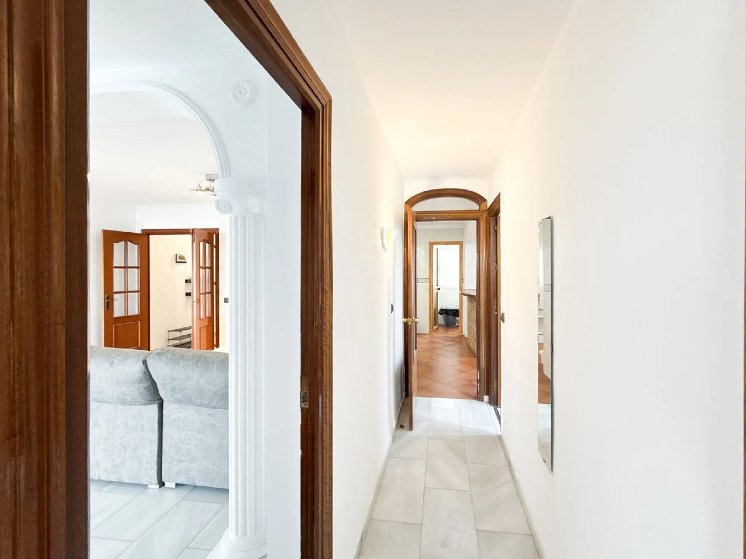 This bright and spacious seventh-floor apartment with northwest orientation, located in the sought-after Cruz de Humilladero area in Málaga, offers everything needed for a comfortable and well-connected lifestyle. With a total area efficiently distributed