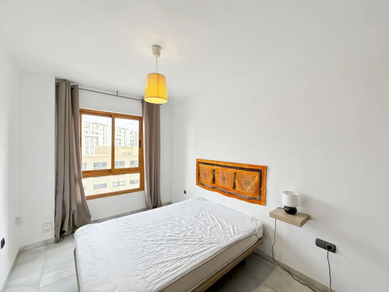 This bright and spacious seventh-floor apartment with northwest orientation, located in the sought-after Cruz de Humilladero area in Málaga, offers everything needed for a comfortable and well-connected lifestyle. With a total area efficiently distributed