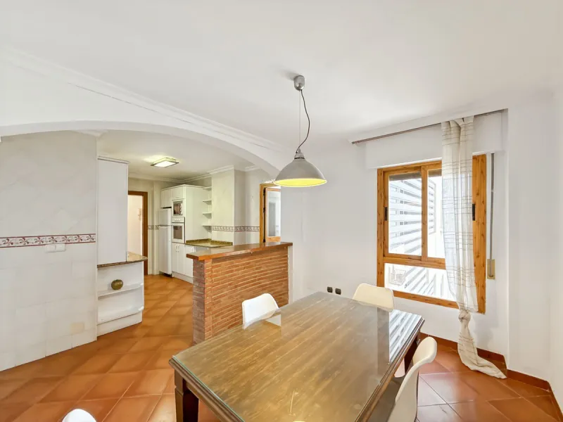 This bright and spacious seventh-floor apartment with northwest orientation, located in the sought-after Cruz de Humilladero area in Málaga, offers everything needed for a comfortable and well-connected lifestyle. With a total area efficiently distributed