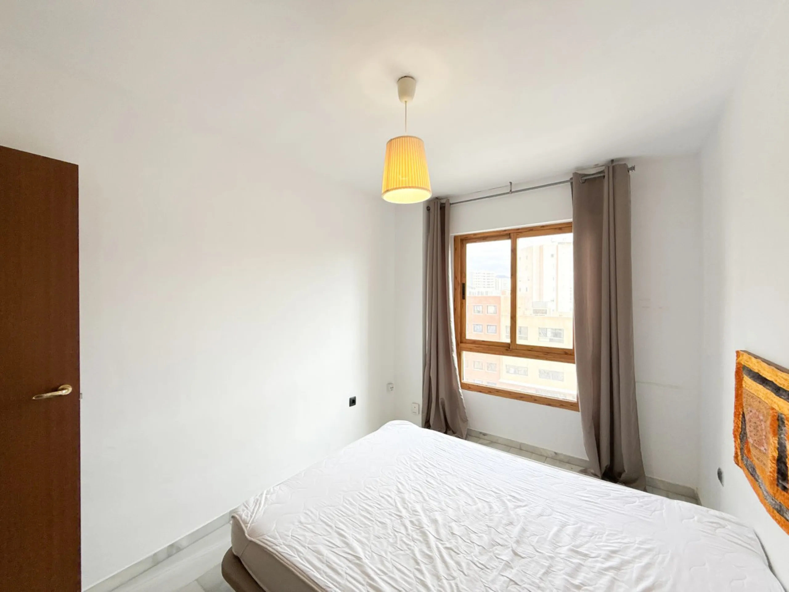 This bright and spacious seventh-floor apartment with northwest orientation, located in the sought-after Cruz de Humilladero area in Málaga, offers everything needed for a comfortable and well-connected lifestyle. With a total area efficiently distributed