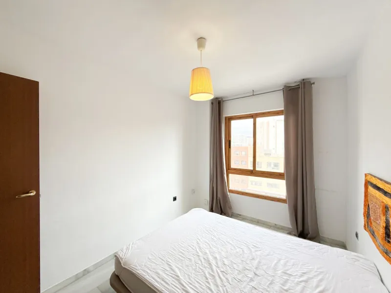This bright and spacious seventh-floor apartment with northwest orientation, located in the sought-after Cruz de Humilladero area in Málaga, offers everything needed for a comfortable and well-connected lifestyle. With a total area efficiently distributed
