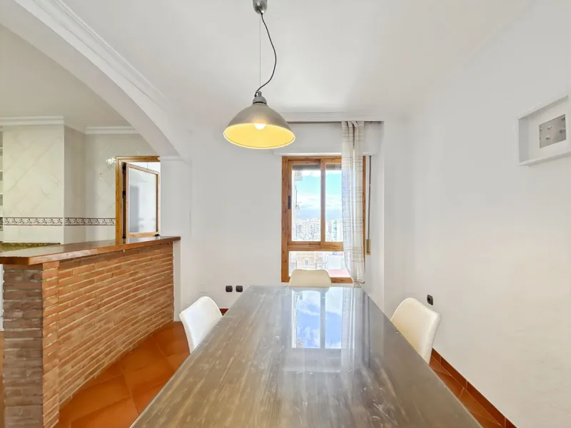 This bright and spacious seventh-floor apartment with northwest orientation, located in the sought-after Cruz de Humilladero area in Málaga, offers everything needed for a comfortable and well-connected lifestyle. With a total area efficiently distributed