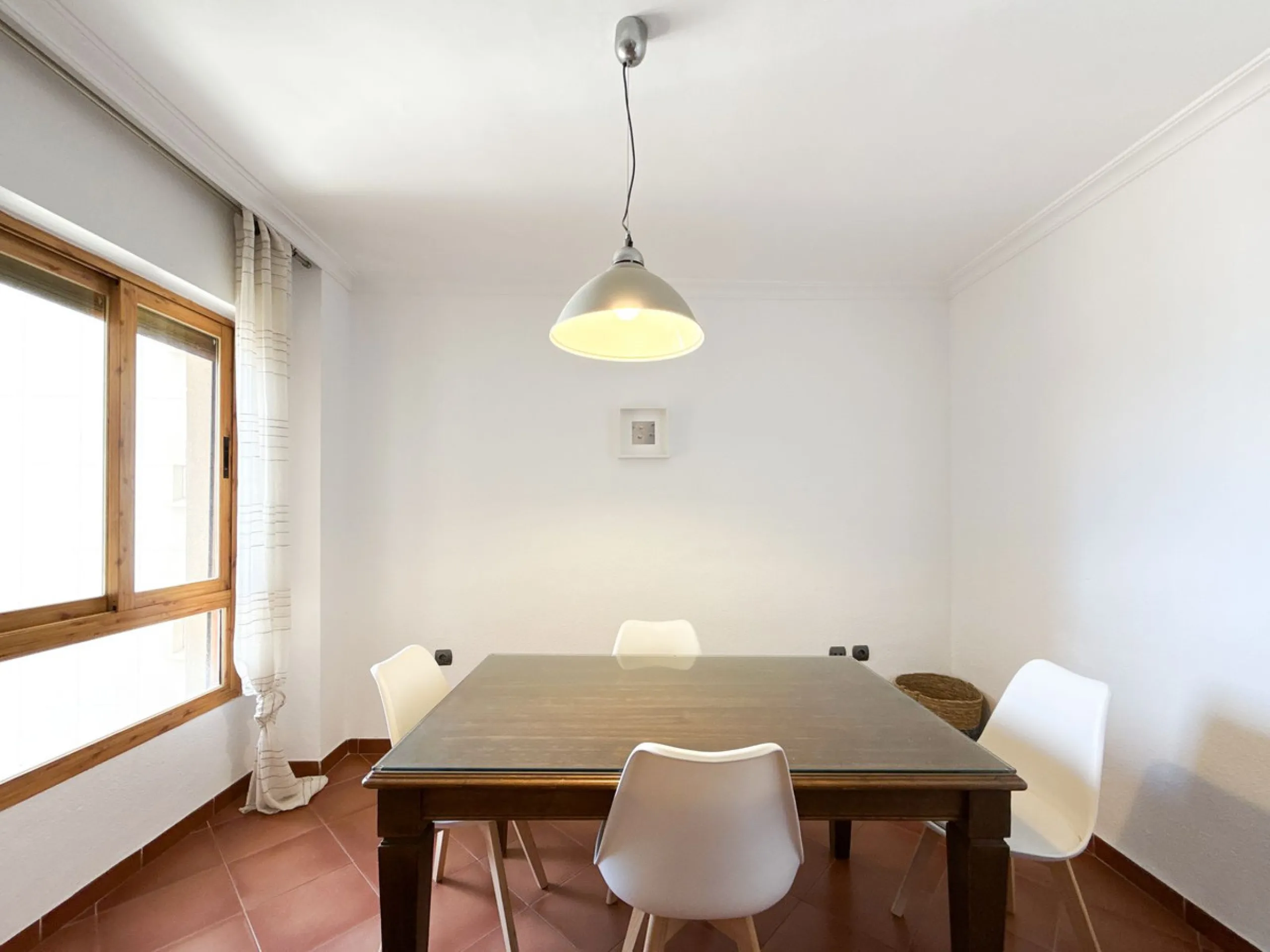 This bright and spacious seventh-floor apartment with northwest orientation, located in the sought-after Cruz de Humilladero area in Málaga, offers everything needed for a comfortable and well-connected lifestyle. With a total area efficiently distributed
