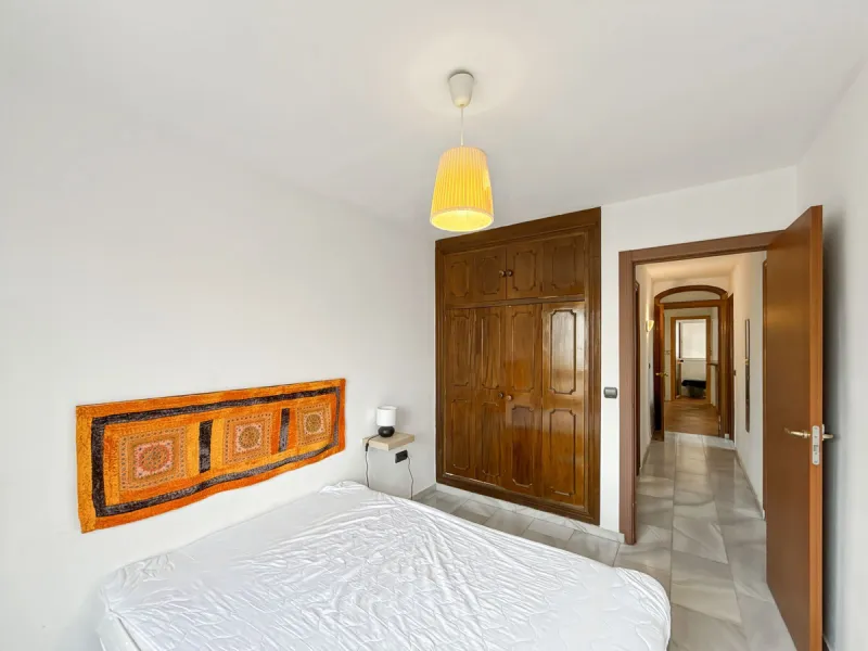 This bright and spacious seventh-floor apartment with northwest orientation, located in the sought-after Cruz de Humilladero area in Málaga, offers everything needed for a comfortable and well-connected lifestyle. With a total area efficiently distributed
