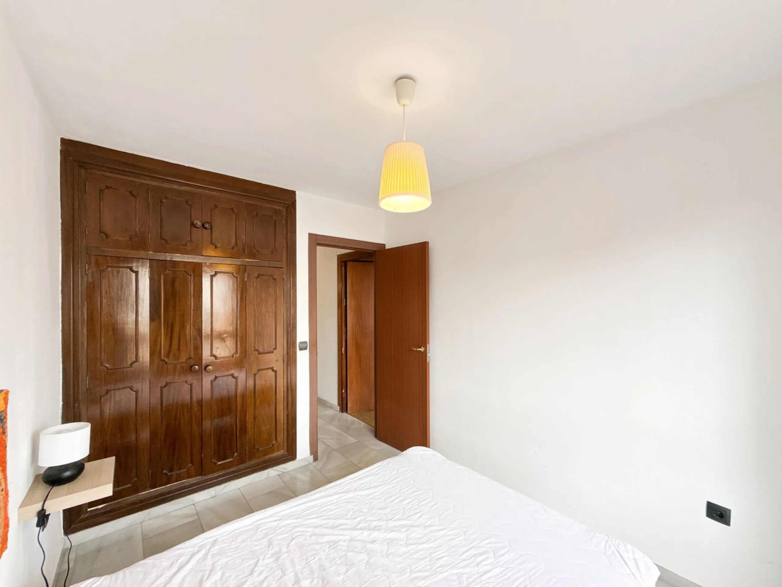 This bright and spacious seventh-floor apartment with northwest orientation, located in the sought-after Cruz de Humilladero area in Málaga, offers everything needed for a comfortable and well-connected lifestyle. With a total area efficiently distributed