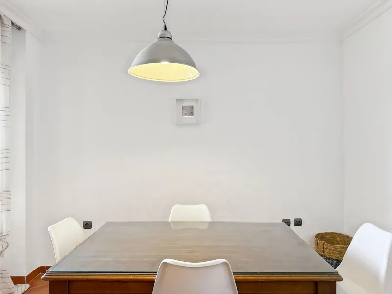 This bright and spacious seventh-floor apartment with northwest orientation, located in the sought-after Cruz de Humilladero area in Málaga, offers everything needed for a comfortable and well-connected lifestyle. With a total area efficiently distributed