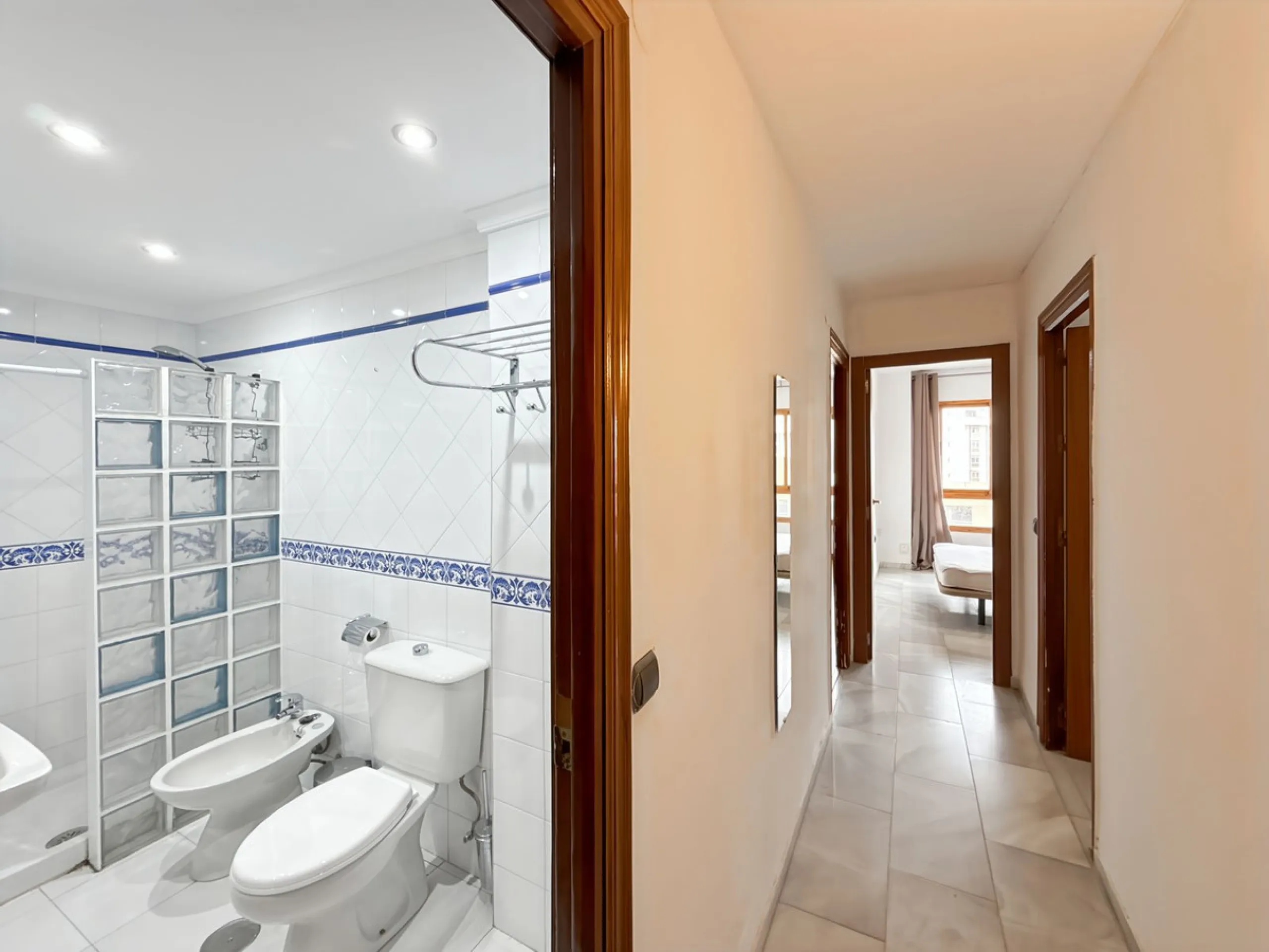 This bright and spacious seventh-floor apartment with northwest orientation, located in the sought-after Cruz de Humilladero area in Málaga, offers everything needed for a comfortable and well-connected lifestyle. With a total area efficiently distributed