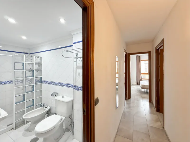 This bright and spacious seventh-floor apartment with northwest orientation, located in the sought-after Cruz de Humilladero area in Málaga, offers everything needed for a comfortable and well-connected lifestyle. With a total area efficiently distributed
