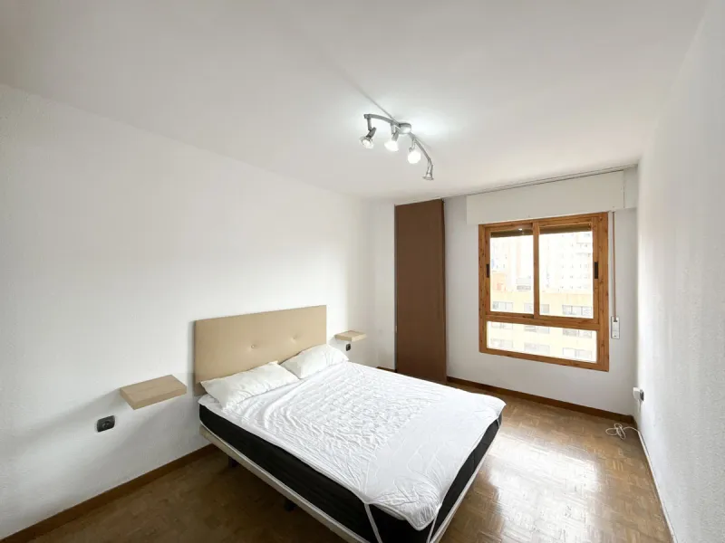 This bright and spacious seventh-floor apartment with northwest orientation, located in the sought-after Cruz de Humilladero area in Málaga, offers everything needed for a comfortable and well-connected lifestyle. With a total area efficiently distributed