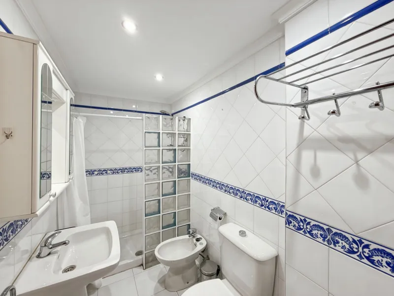 This bright and spacious seventh-floor apartment with northwest orientation, located in the sought-after Cruz de Humilladero area in Málaga, offers everything needed for a comfortable and well-connected lifestyle. With a total area efficiently distributed