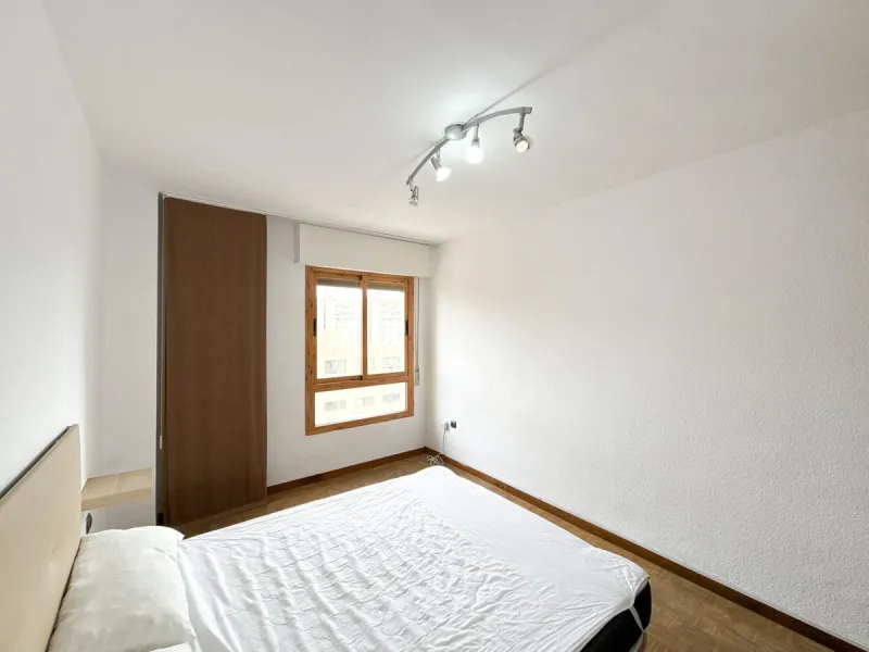This bright and spacious seventh-floor apartment with northwest orientation, located in the sought-after Cruz de Humilladero area in Málaga, offers everything needed for a comfortable and well-connected lifestyle. With a total area efficiently distributed
