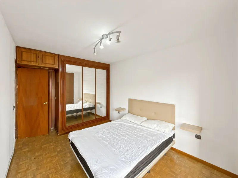 This bright and spacious seventh-floor apartment with northwest orientation, located in the sought-after Cruz de Humilladero area in Málaga, offers everything needed for a comfortable and well-connected lifestyle. With a total area efficiently distributed