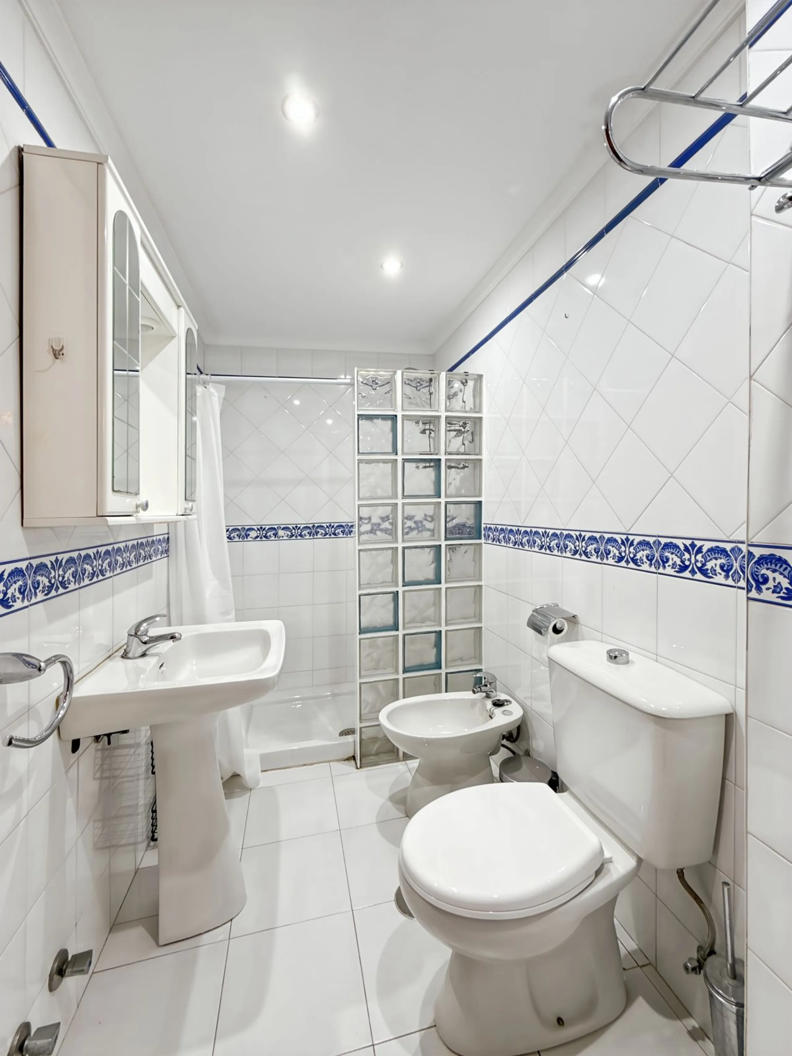 This bright and spacious seventh-floor apartment with northwest orientation, located in the sought-after Cruz de Humilladero area in Málaga, offers everything needed for a comfortable and well-connected lifestyle. With a total area efficiently distributed