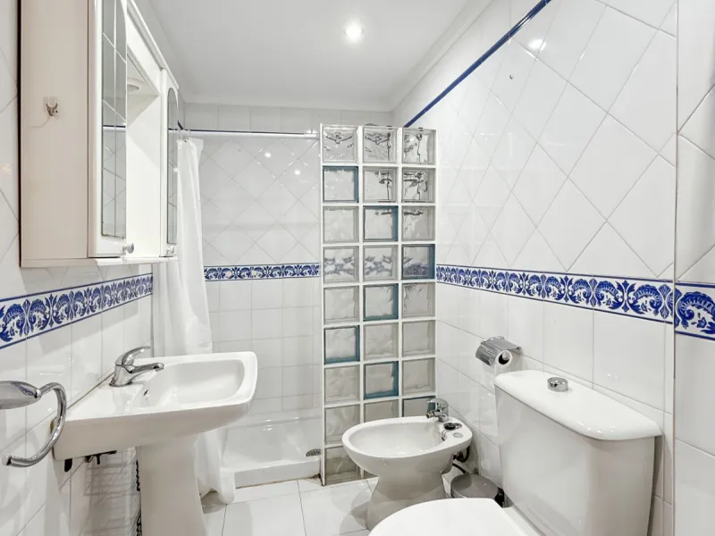 This bright and spacious seventh-floor apartment with northwest orientation, located in the sought-after Cruz de Humilladero area in Málaga, offers everything needed for a comfortable and well-connected lifestyle. With a total area efficiently distributed