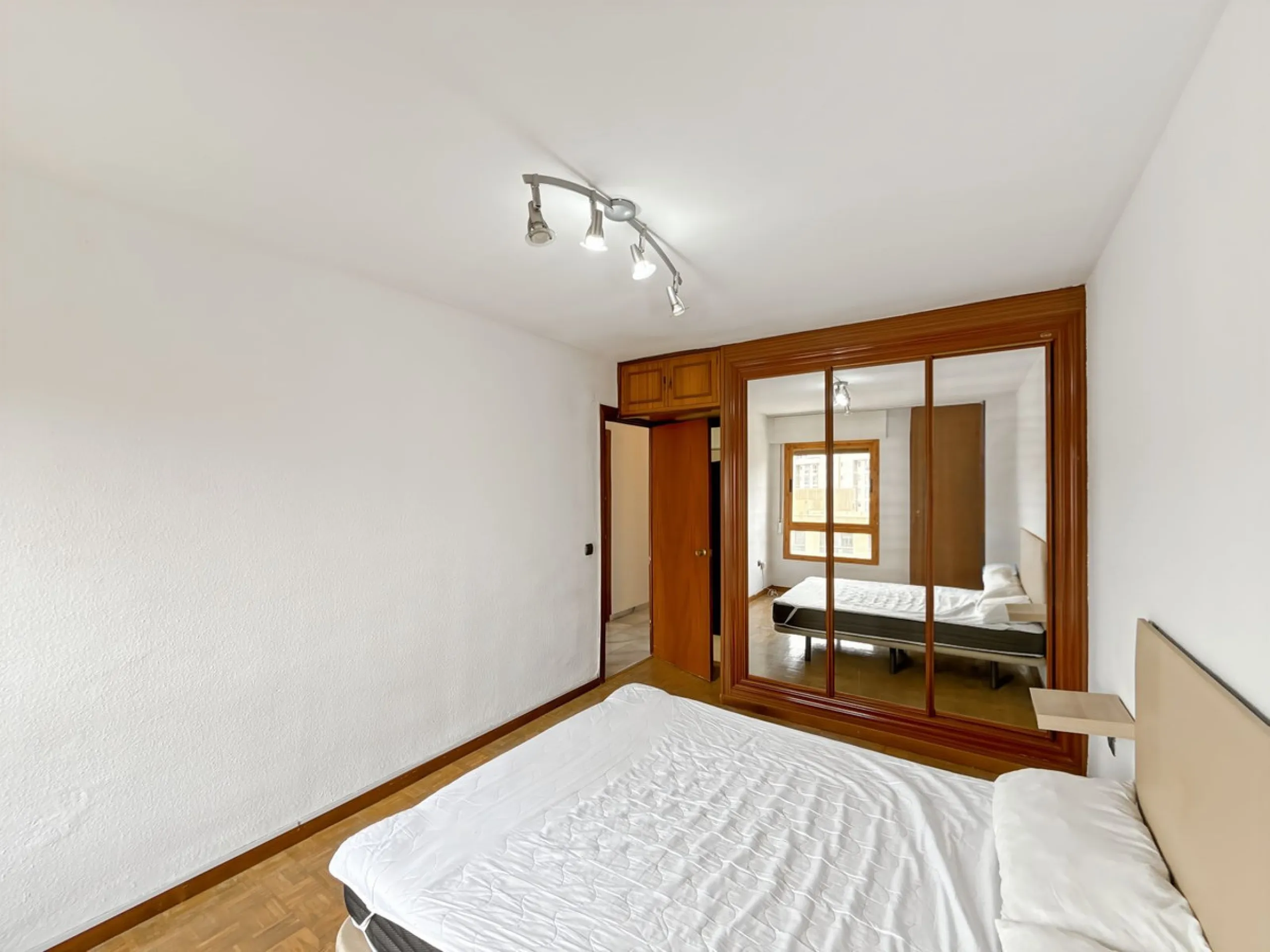 This bright and spacious seventh-floor apartment with northwest orientation, located in the sought-after Cruz de Humilladero area in Málaga, offers everything needed for a comfortable and well-connected lifestyle. With a total area efficiently distributed