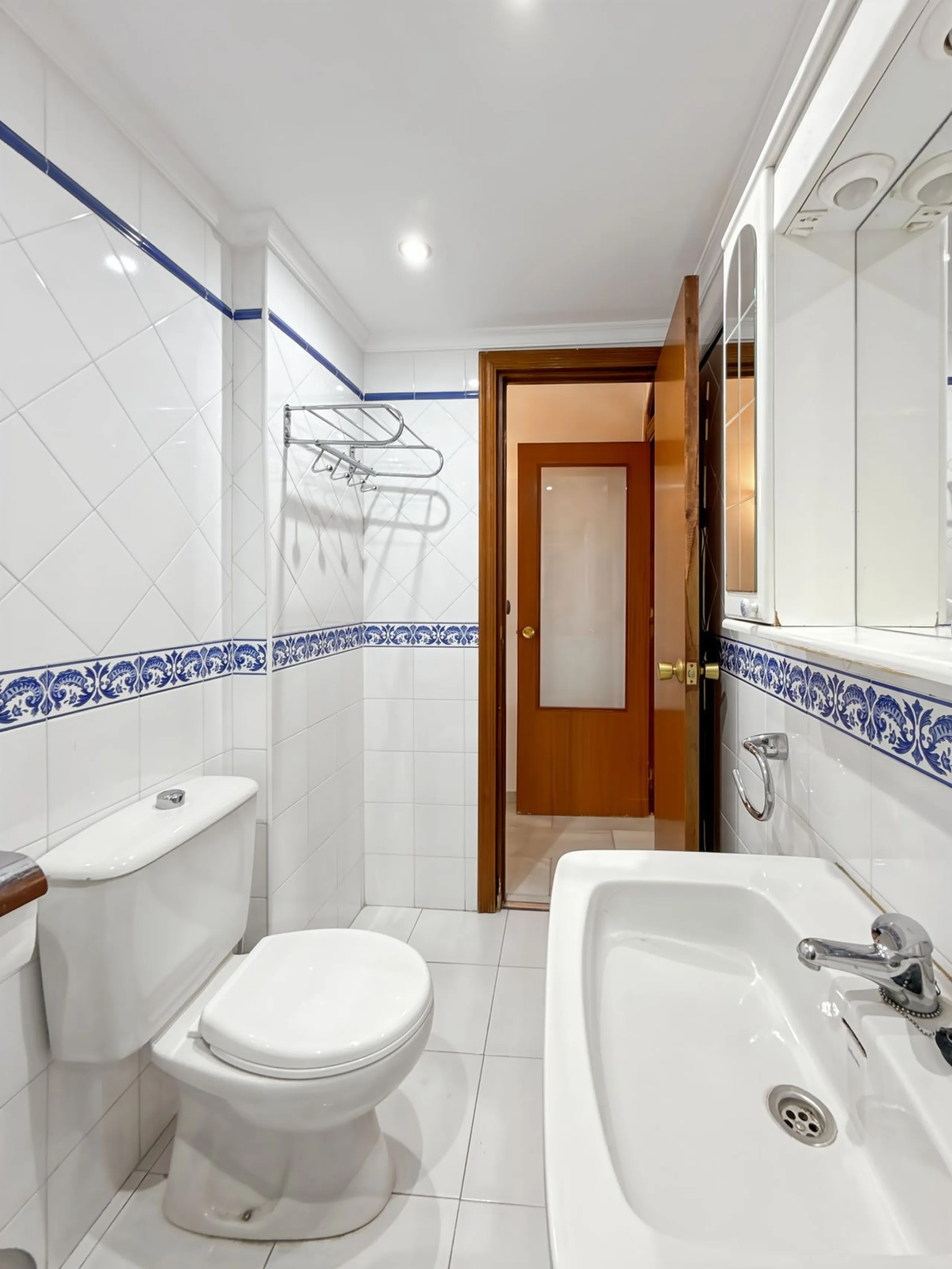 This bright and spacious seventh-floor apartment with northwest orientation, located in the sought-after Cruz de Humilladero area in Málaga, offers everything needed for a comfortable and well-connected lifestyle. With a total area efficiently distributed