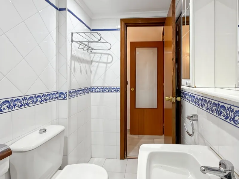 This bright and spacious seventh-floor apartment with northwest orientation, located in the sought-after Cruz de Humilladero area in Málaga, offers everything needed for a comfortable and well-connected lifestyle. With a total area efficiently distributed