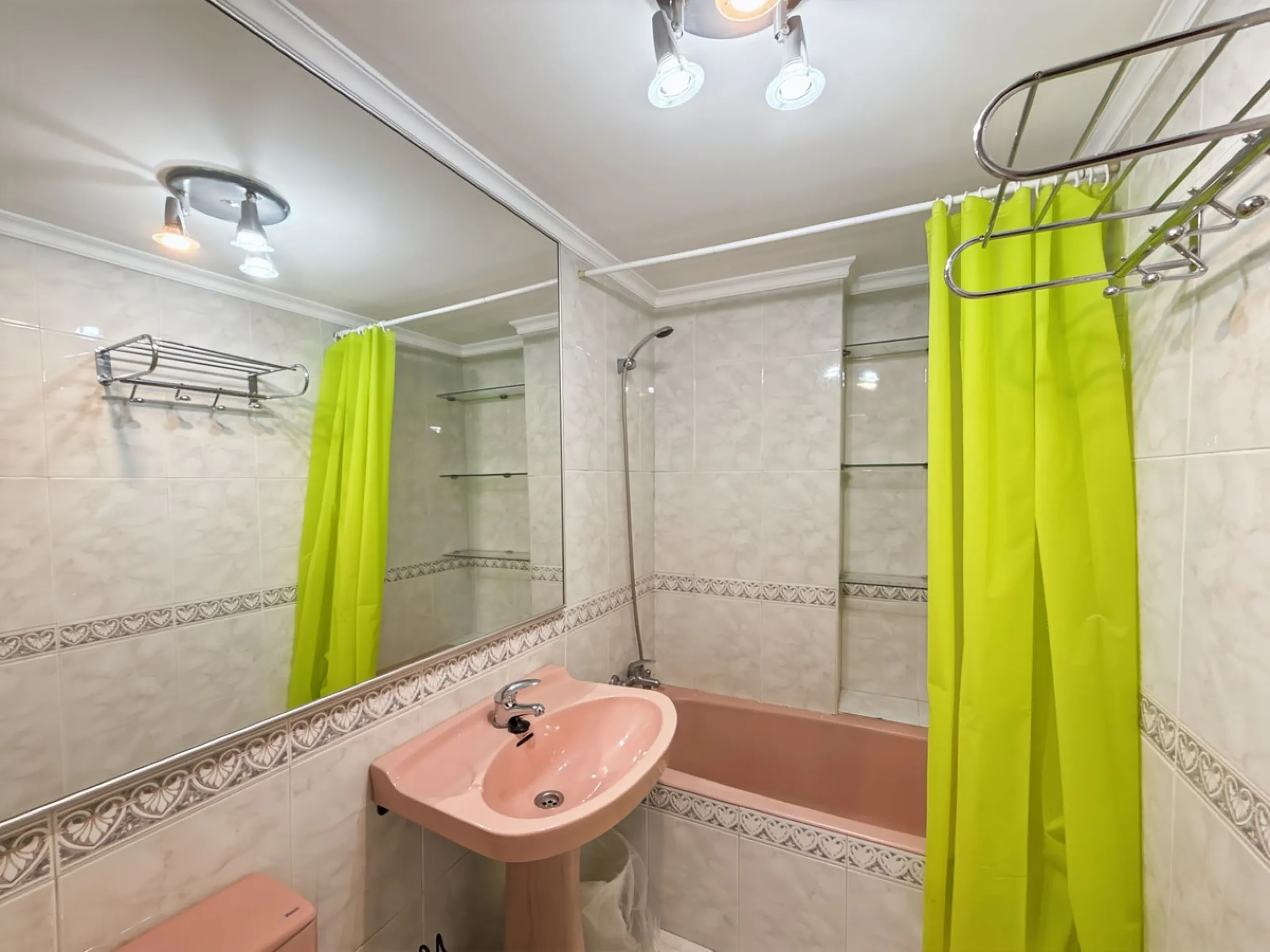 This bright and spacious seventh-floor apartment with northwest orientation, located in the sought-after Cruz de Humilladero area in Málaga, offers everything needed for a comfortable and well-connected lifestyle. With a total area efficiently distributed