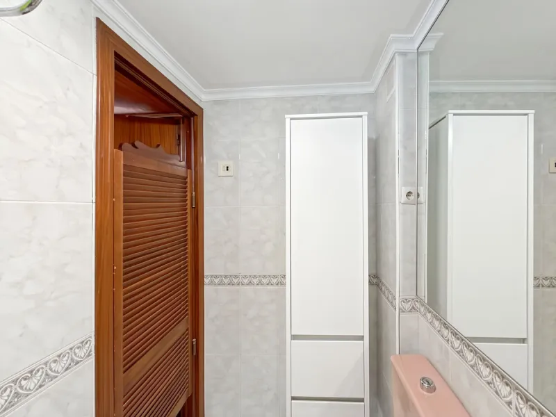 This bright and spacious seventh-floor apartment with northwest orientation, located in the sought-after Cruz de Humilladero area in Málaga, offers everything needed for a comfortable and well-connected lifestyle. With a total area efficiently distributed
