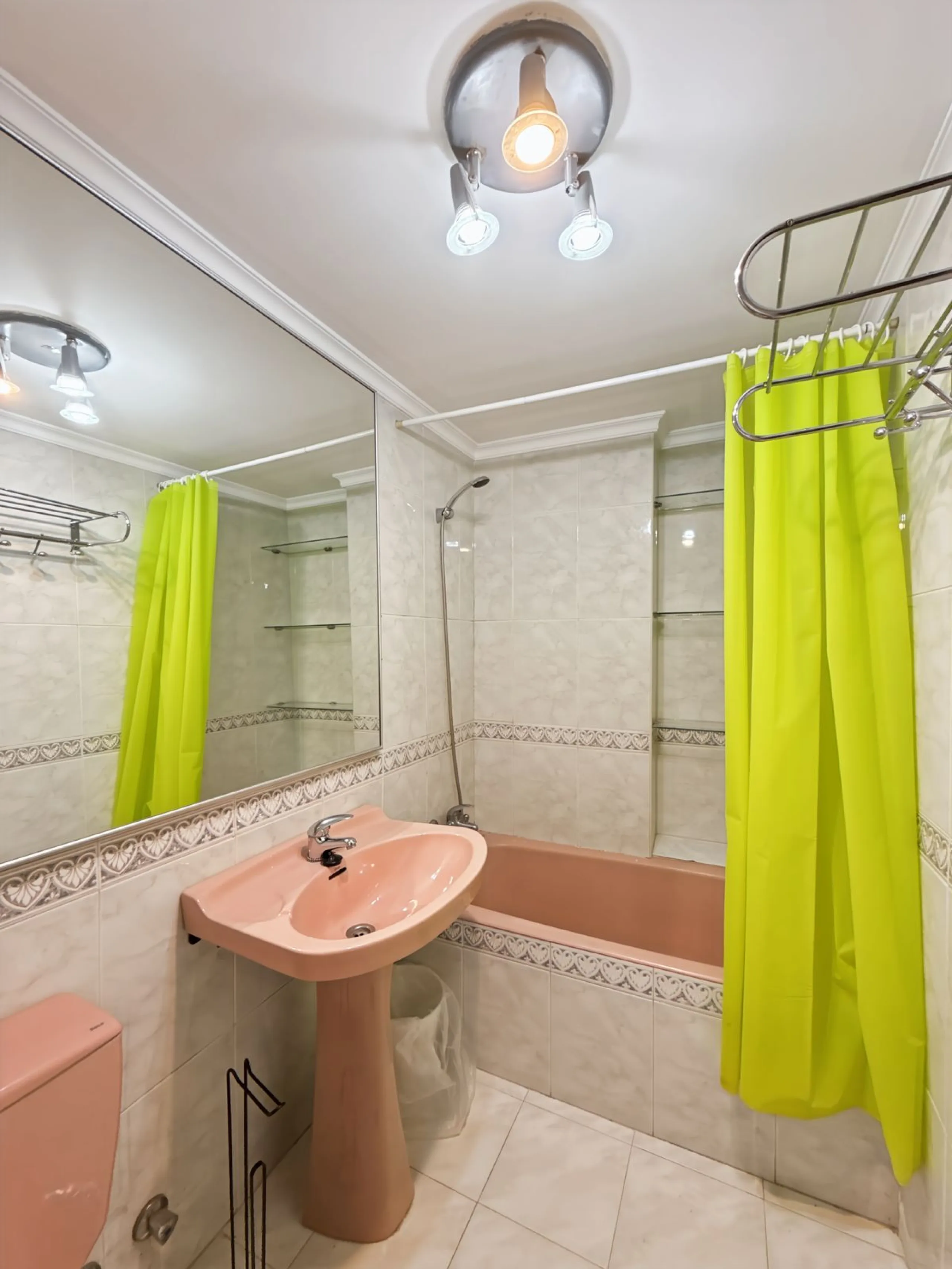 This bright and spacious seventh-floor apartment with northwest orientation, located in the sought-after Cruz de Humilladero area in Málaga, offers everything needed for a comfortable and well-connected lifestyle. With a total area efficiently distributed