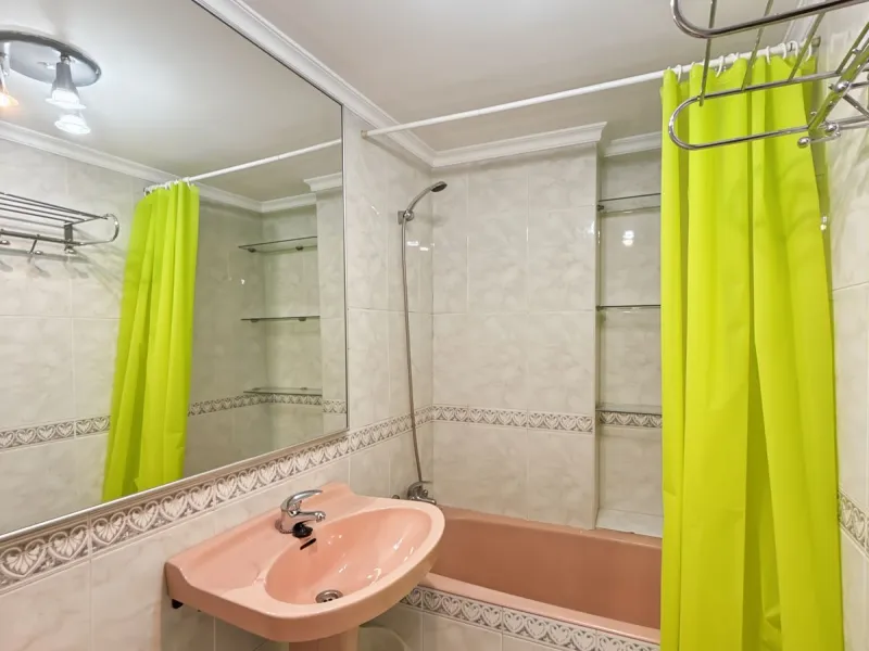 This bright and spacious seventh-floor apartment with northwest orientation, located in the sought-after Cruz de Humilladero area in Málaga, offers everything needed for a comfortable and well-connected lifestyle. With a total area efficiently distributed