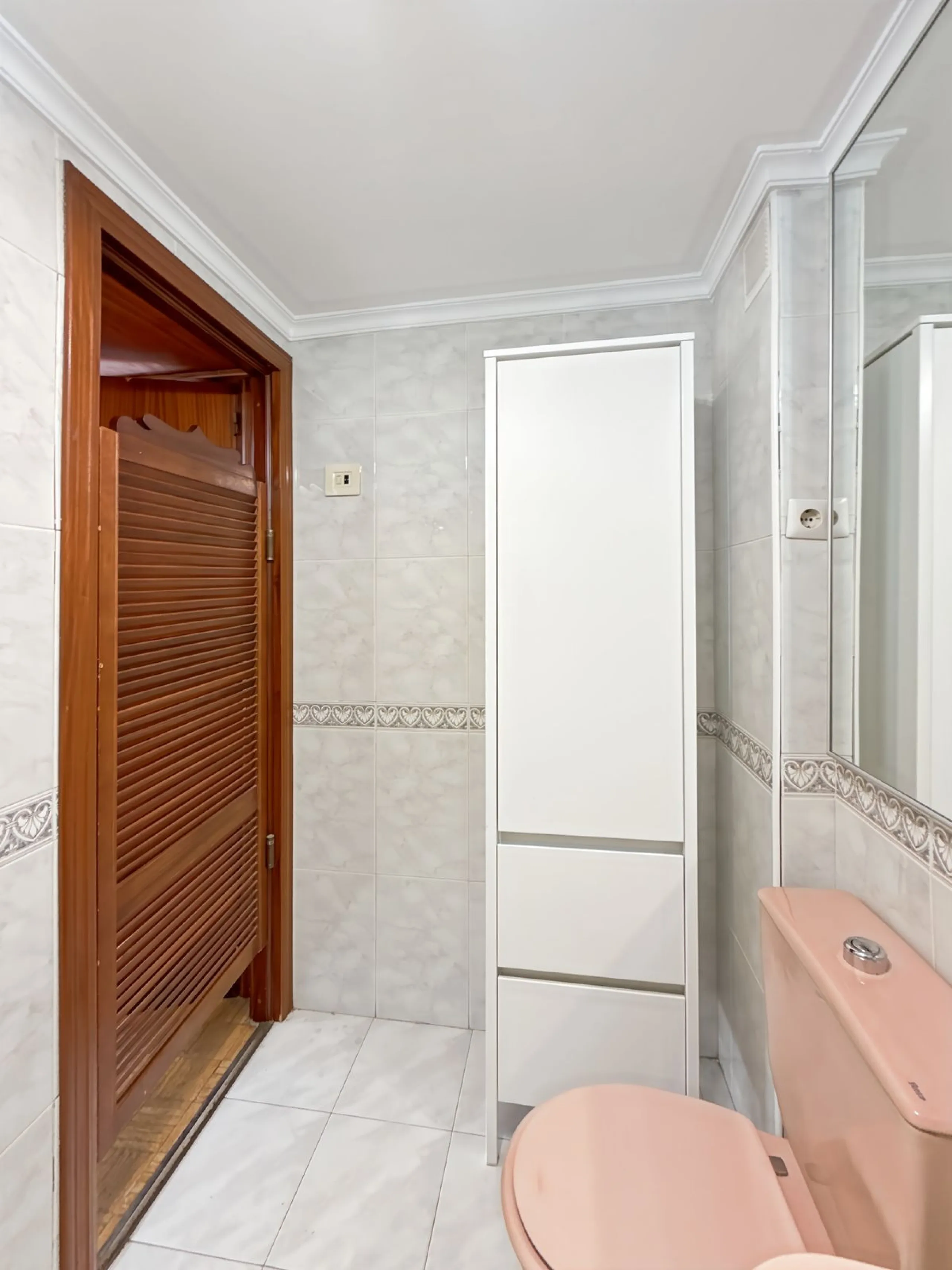This bright and spacious seventh-floor apartment with northwest orientation, located in the sought-after Cruz de Humilladero area in Málaga, offers everything needed for a comfortable and well-connected lifestyle. With a total area efficiently distributed