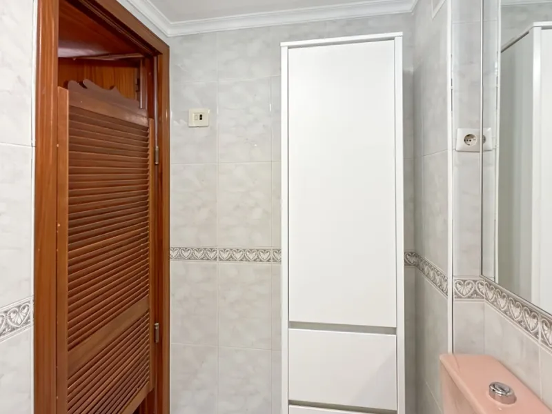 This bright and spacious seventh-floor apartment with northwest orientation, located in the sought-after Cruz de Humilladero area in Málaga, offers everything needed for a comfortable and well-connected lifestyle. With a total area efficiently distributed