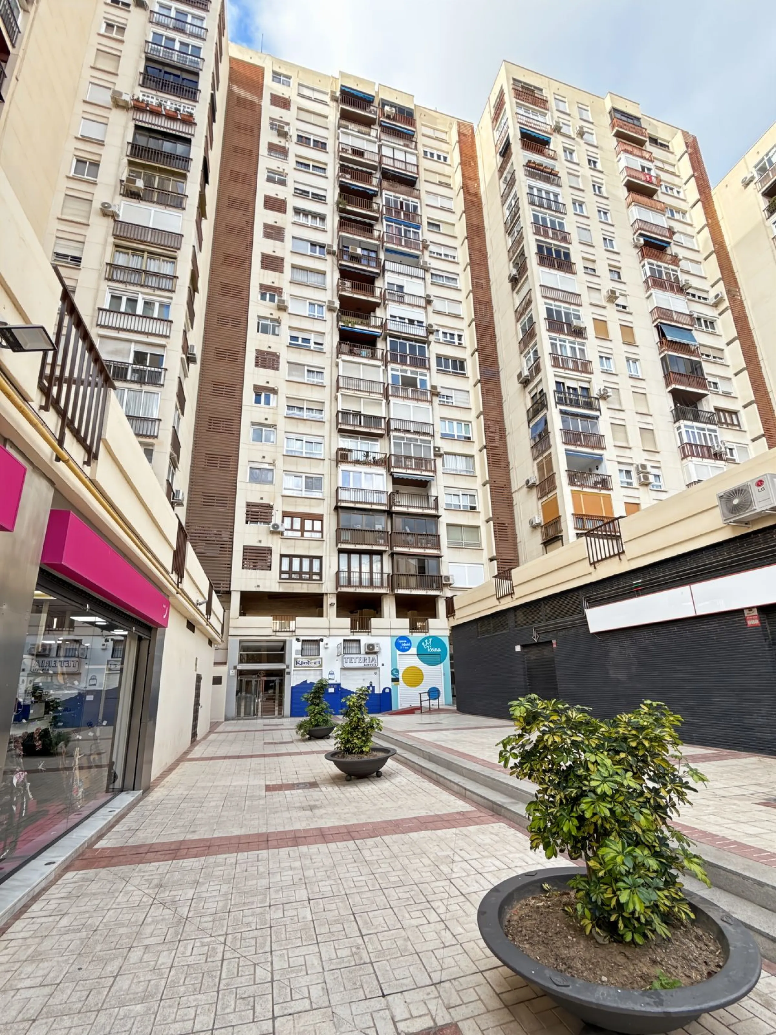 This bright and spacious seventh-floor apartment with northwest orientation, located in the sought-after Cruz de Humilladero area in Málaga, offers everything needed for a comfortable and well-connected lifestyle. With a total area efficiently distributed