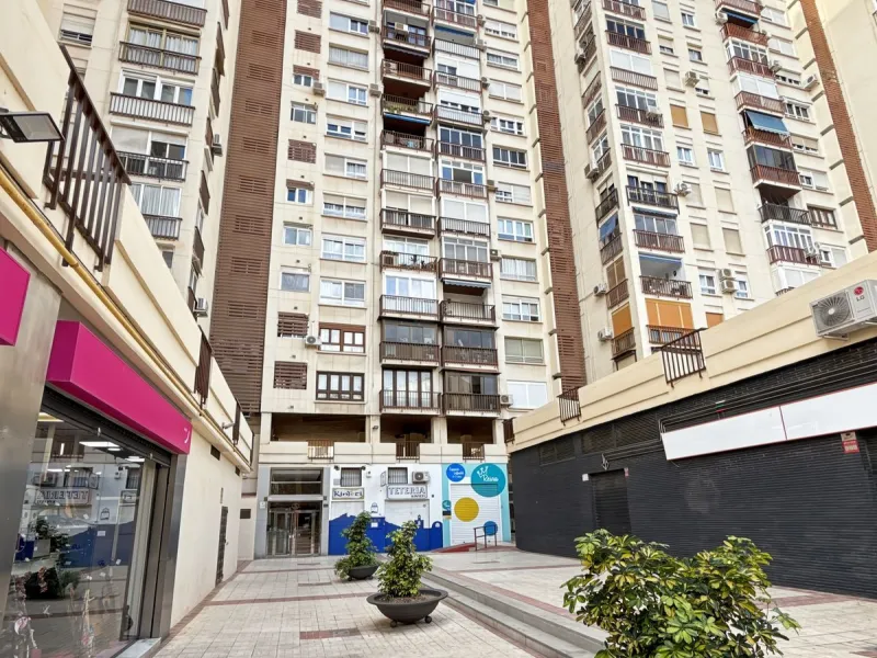 This bright and spacious seventh-floor apartment with northwest orientation, located in the sought-after Cruz de Humilladero area in Málaga, offers everything needed for a comfortable and well-connected lifestyle. With a total area efficiently distributed
