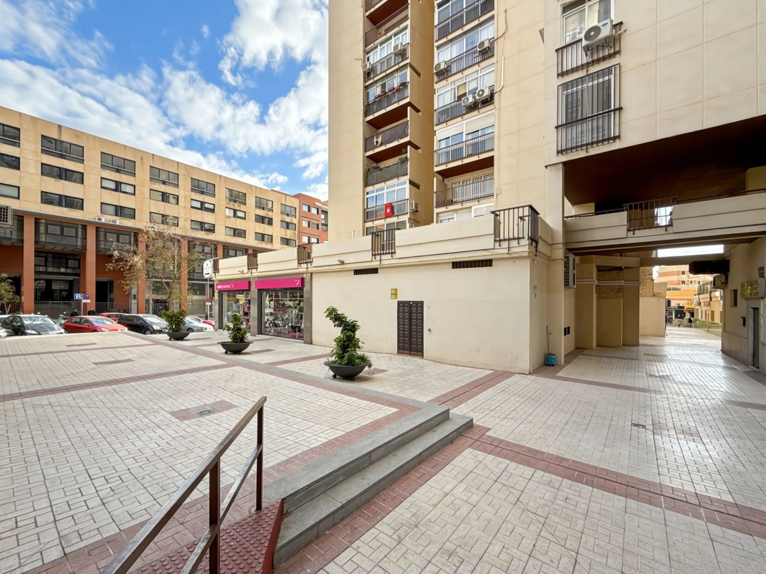 This bright and spacious seventh-floor apartment with northwest orientation, located in the sought-after Cruz de Humilladero area in Málaga, offers everything needed for a comfortable and well-connected lifestyle. With a total area efficiently distributed