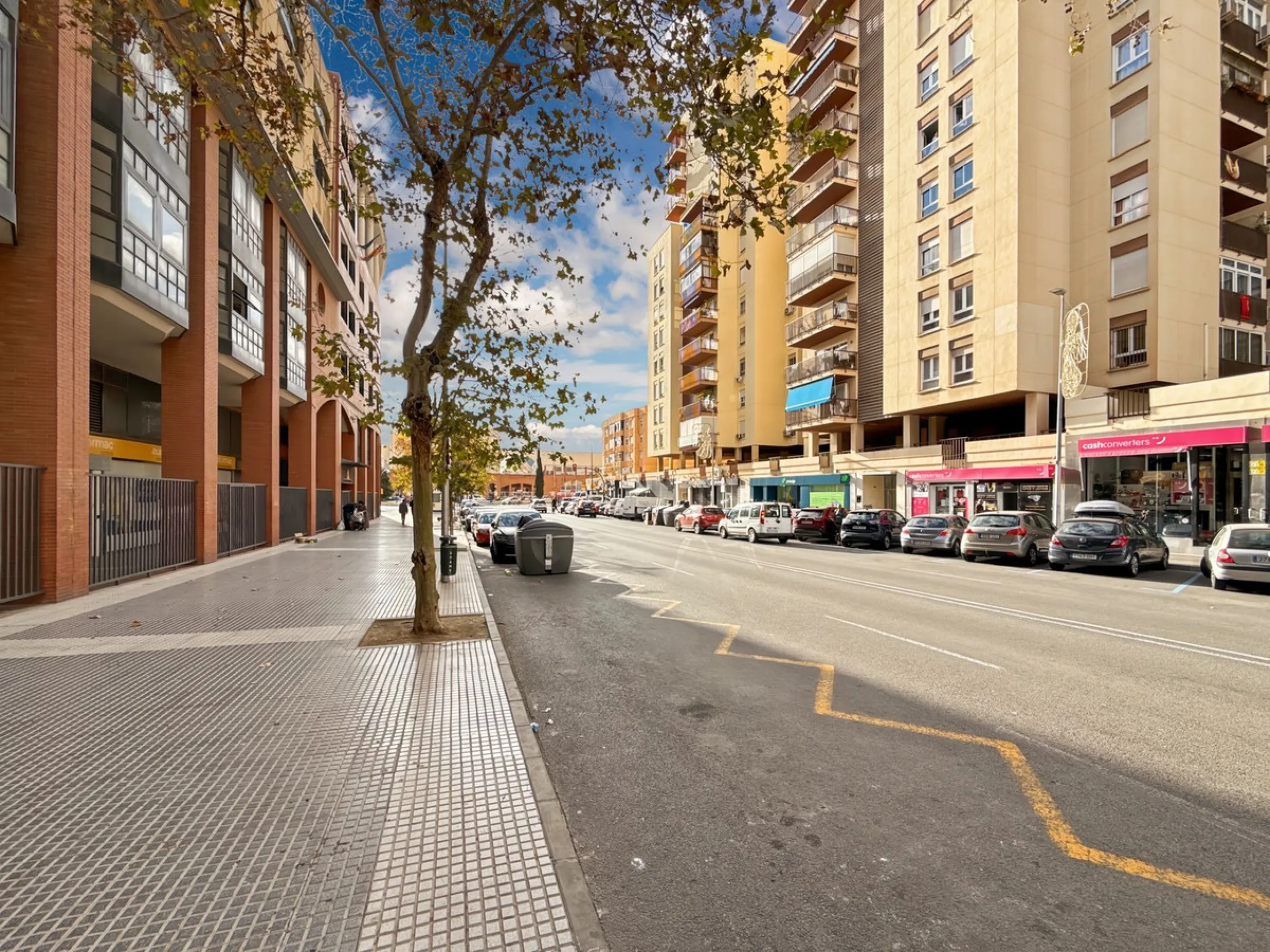 This bright and spacious seventh-floor apartment with northwest orientation, located in the sought-after Cruz de Humilladero area in Málaga, offers everything needed for a comfortable and well-connected lifestyle. With a total area efficiently distributed