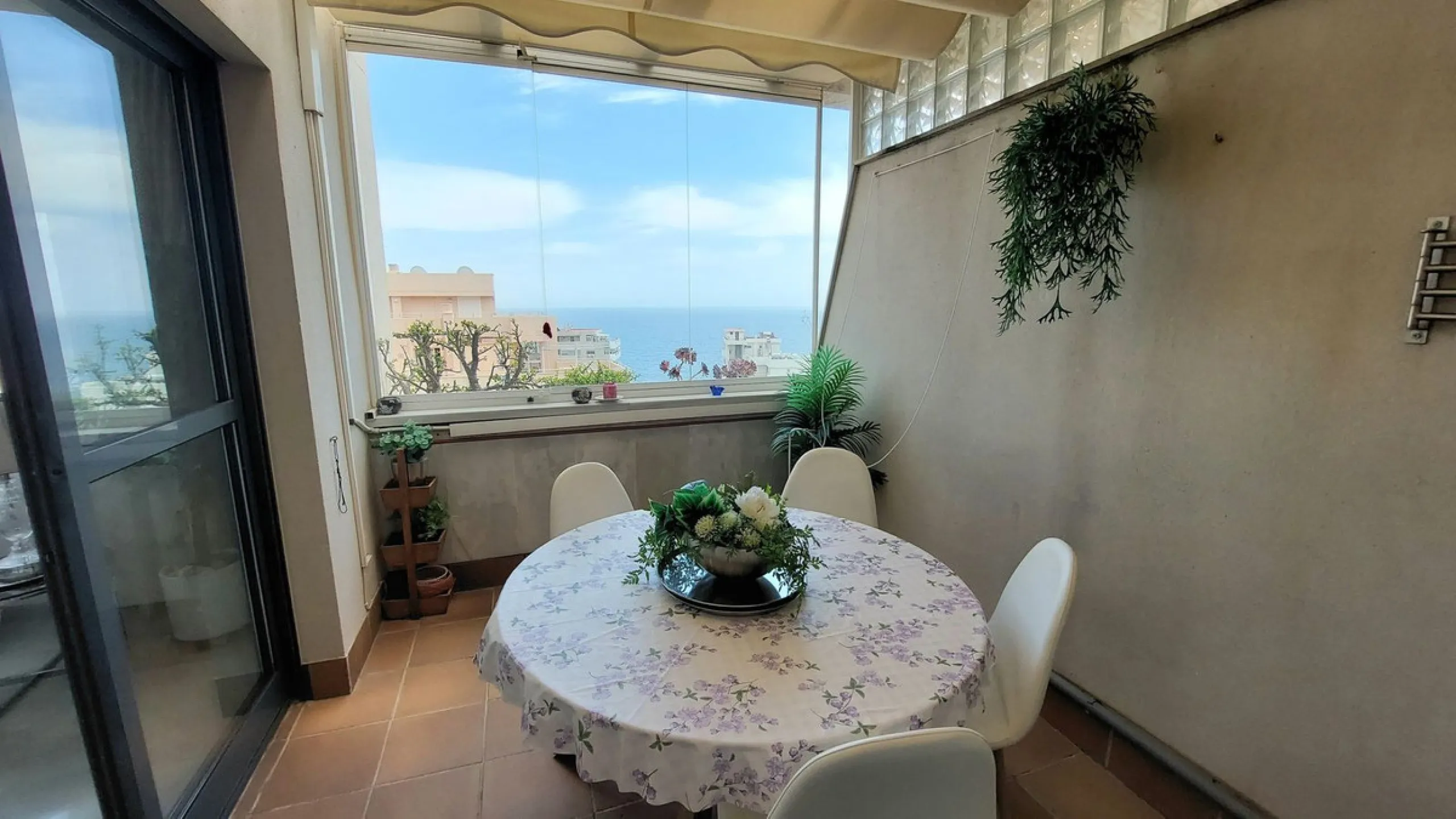 Exclusive penthouse with panoramic sea views, just 100 metres from the beach. We present this magnificent penthouse located in one of the most sought after areas of Torreblanca, just a few metres from the sea. The property stands out for its impressive pa