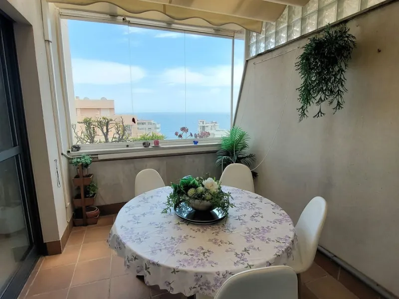 Exclusive penthouse with panoramic sea views, just 100 metres from the beach. We present this magnificent penthouse located in one of the most sought after areas of Torreblanca, just a few metres from the sea. The property stands out for its impressive pa