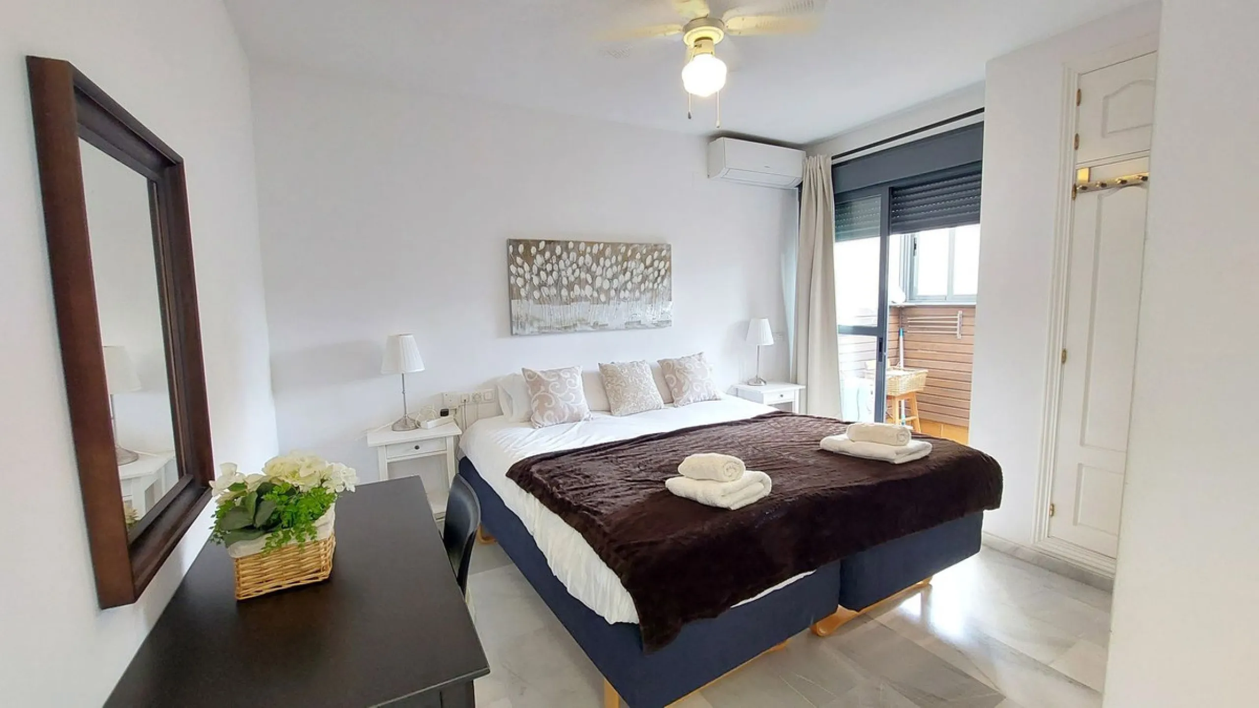 Exclusive penthouse with panoramic sea views, just 100 metres from the beach. We present this magnificent penthouse located in one of the most sought after areas of Torreblanca, just a few metres from the sea. The property stands out for its impressive pa
