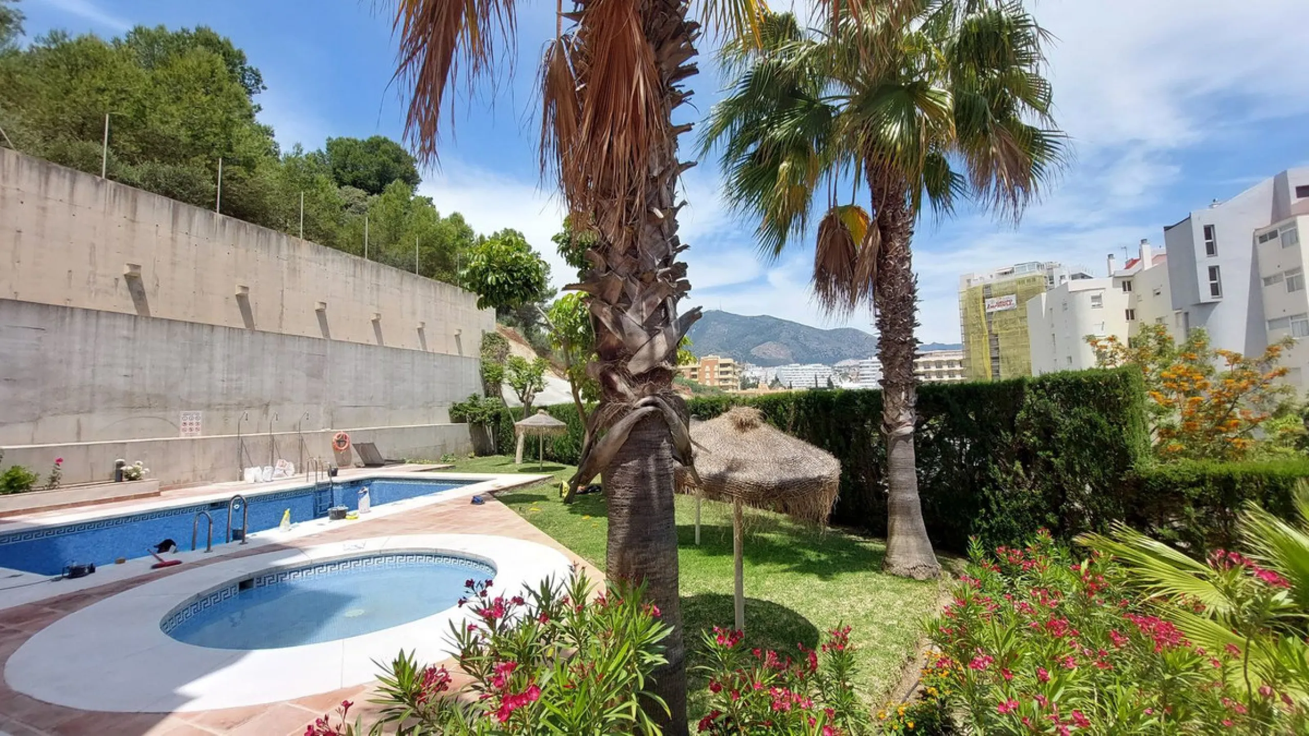 Exclusive penthouse with panoramic sea views, just 100 metres from the beach. We present this magnificent penthouse located in one of the most sought after areas of Torreblanca, just a few metres from the sea. The property stands out for its impressive pa